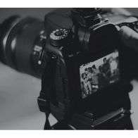 How does a mirrorless camera work